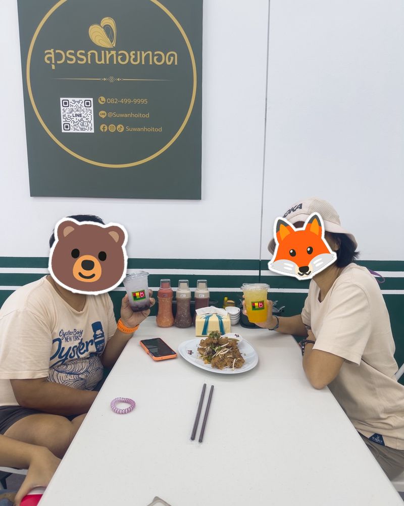 ลูกค้าที่มาทานร้านสุวรรณหอยทอด (ชนแก้วคู่หอยทอด) ปิดหน้าด้วยสติกเกอร์