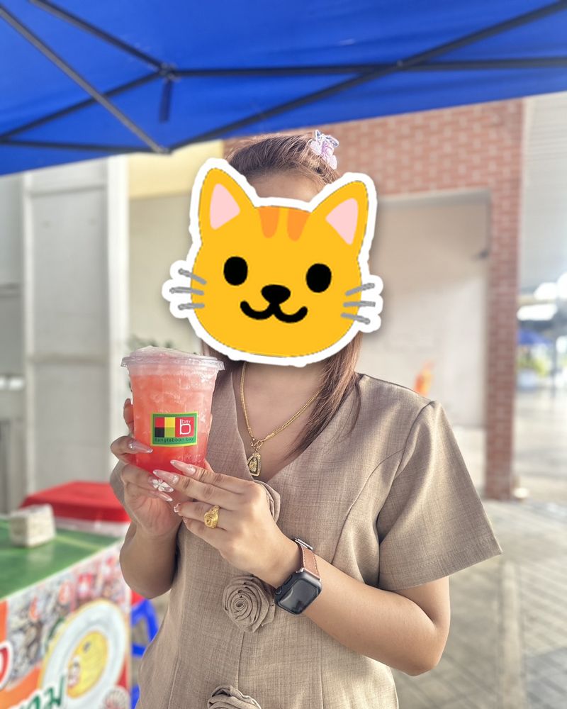ลูกค้าที่มาทานร้านสุวรรณหอยทอด (ยิ้มหวานรับแก้วเย็น) ปิดหน้าด้วยสติกเกอร์