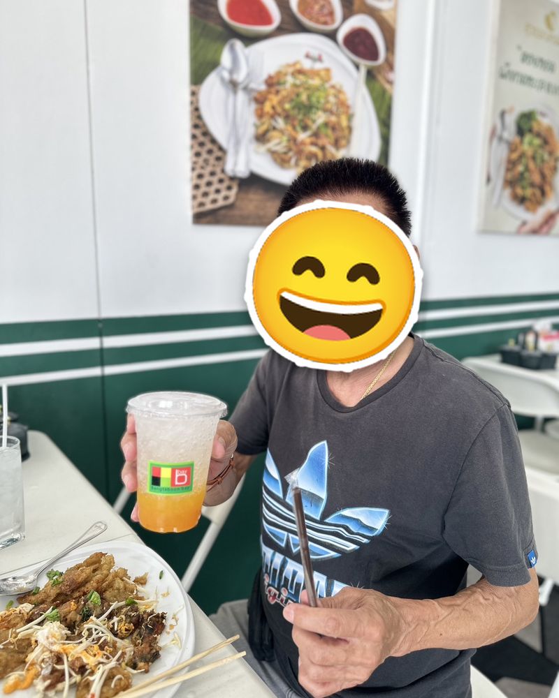 ลูกค้าที่มาทานร้านสุวรรณหอยทอด (ยิ้มรับหอยทอดจานโต) ปิดหน้าด้วยสติกเกอร์