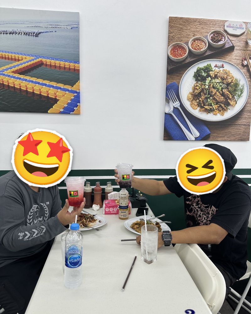 ลูกค้าที่มาทานร้านสุวรรณหอยทอด (ชนแก้วกับเพื่อน) ปิดหน้าด้วยสติกเกอร์