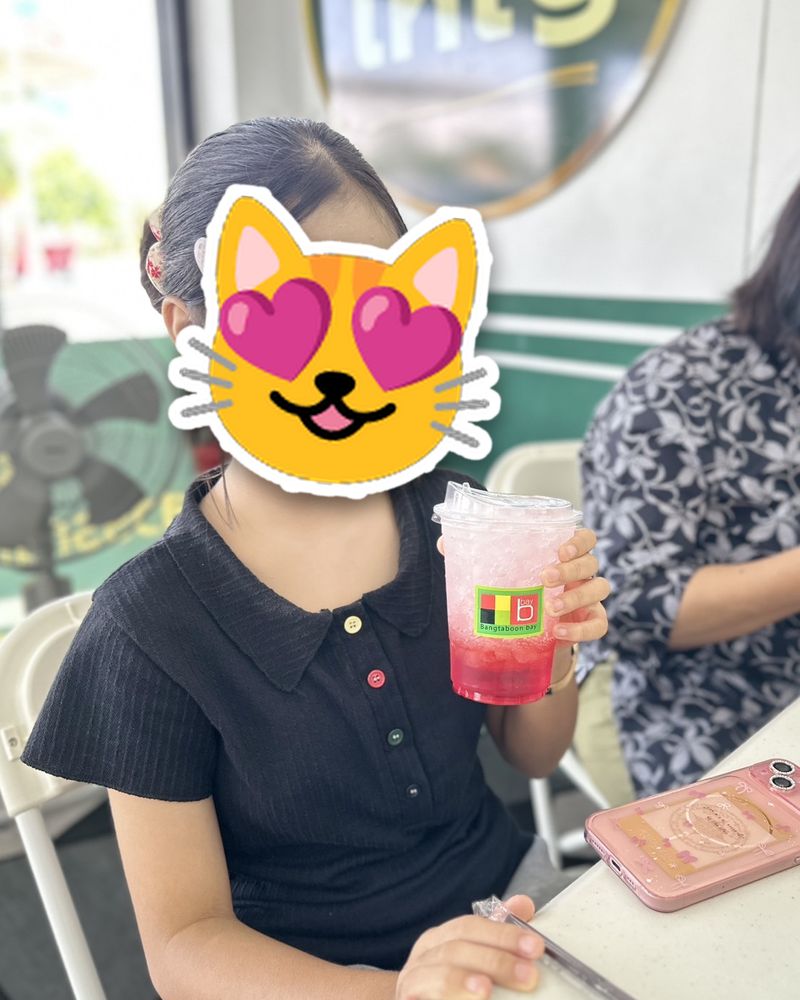 ลูกค้าที่มาทานร้านสุวรรณหอยทอด (เครื่องดื่มสีสวย) ปิดหน้าด้วยสติกเกอร์