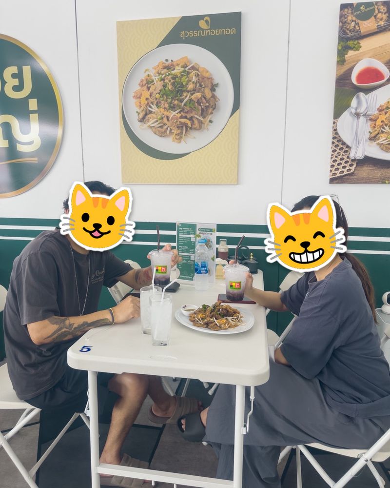 ลูกค้าที่มาทานร้านสุวรรณหอยทอด (มากันสองคน) ปิดหน้าด้วยสติกเกอร์