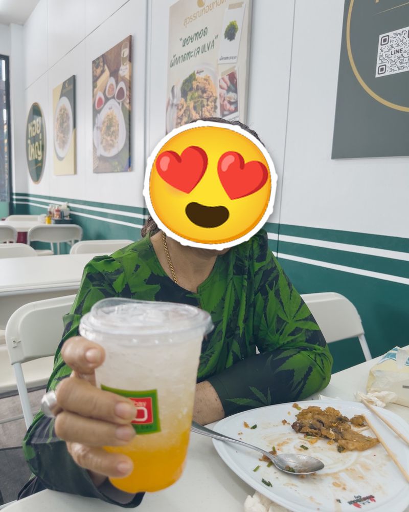 ลูกค้าที่มาทานร้านสุวรรณหอยทอด (ชูแก้วให้หน่อย) ปิดหน้าด้วยสติกเกอร์