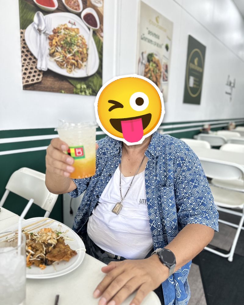 ลูกค้าที่มาทานร้านสุวรรณหอยทอด (ชนแก้ว!) ปิดหน้าด้วยสติกเกอร์