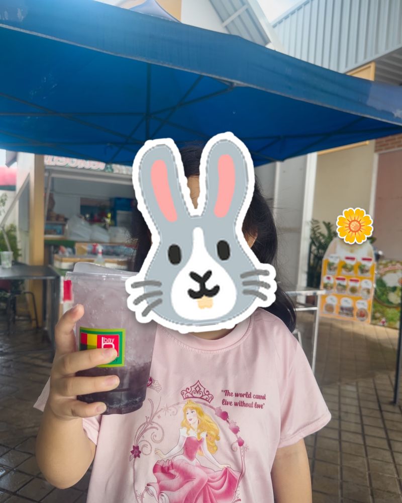 ลูกค้าที่มาทานร้านสุวรรณหอยทอด (ลูกค้าตัวน้อย) ปิดหน้าด้วยสติกเกอร์