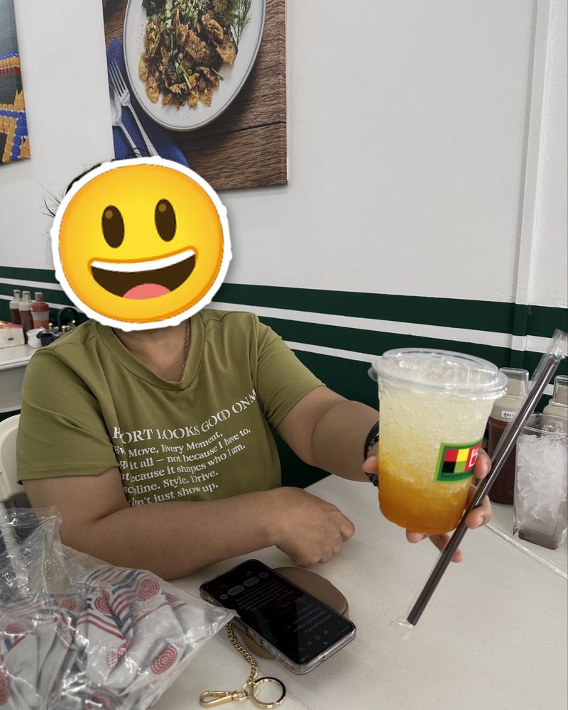 ลูกค้าที่มาทานร้านสุวรรณหอยทอด (เย็นชื่นใจ) ปิดหน้าด้วยสติกเกอร์